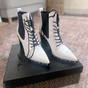 Charles by Charles David Jetsetter Croco-Embossed Lace-Up Ankle Boot size 9.